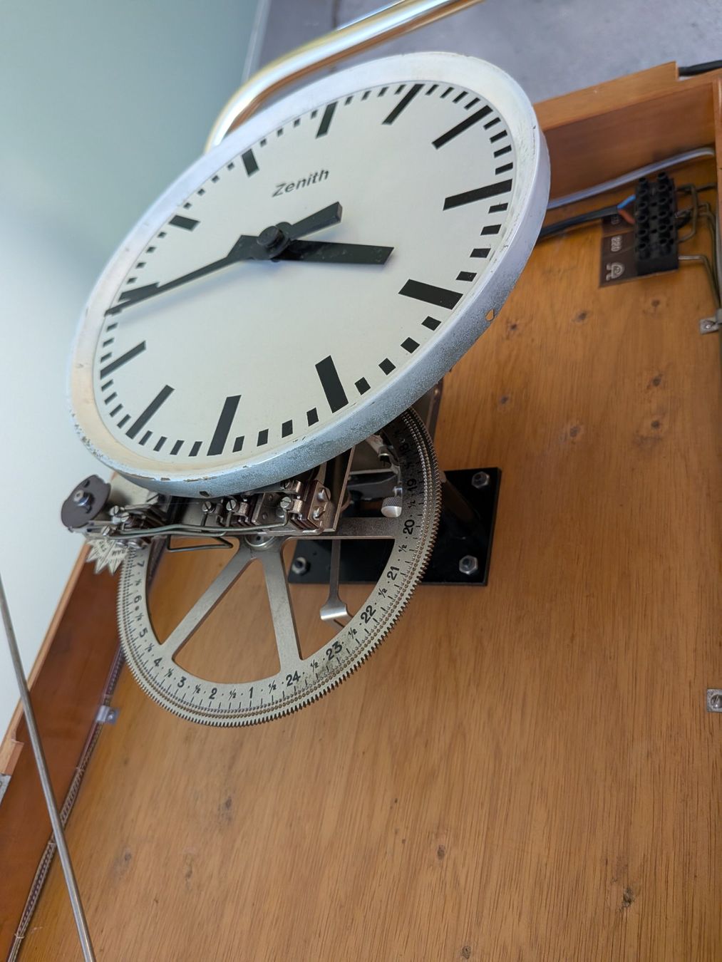 Zenith Orologi da terra & Orologi da parete: Zenith Le Locle Industrieuhr oder Mutteruhr ? – Usato da Emmen venduto da Brockofsky 5