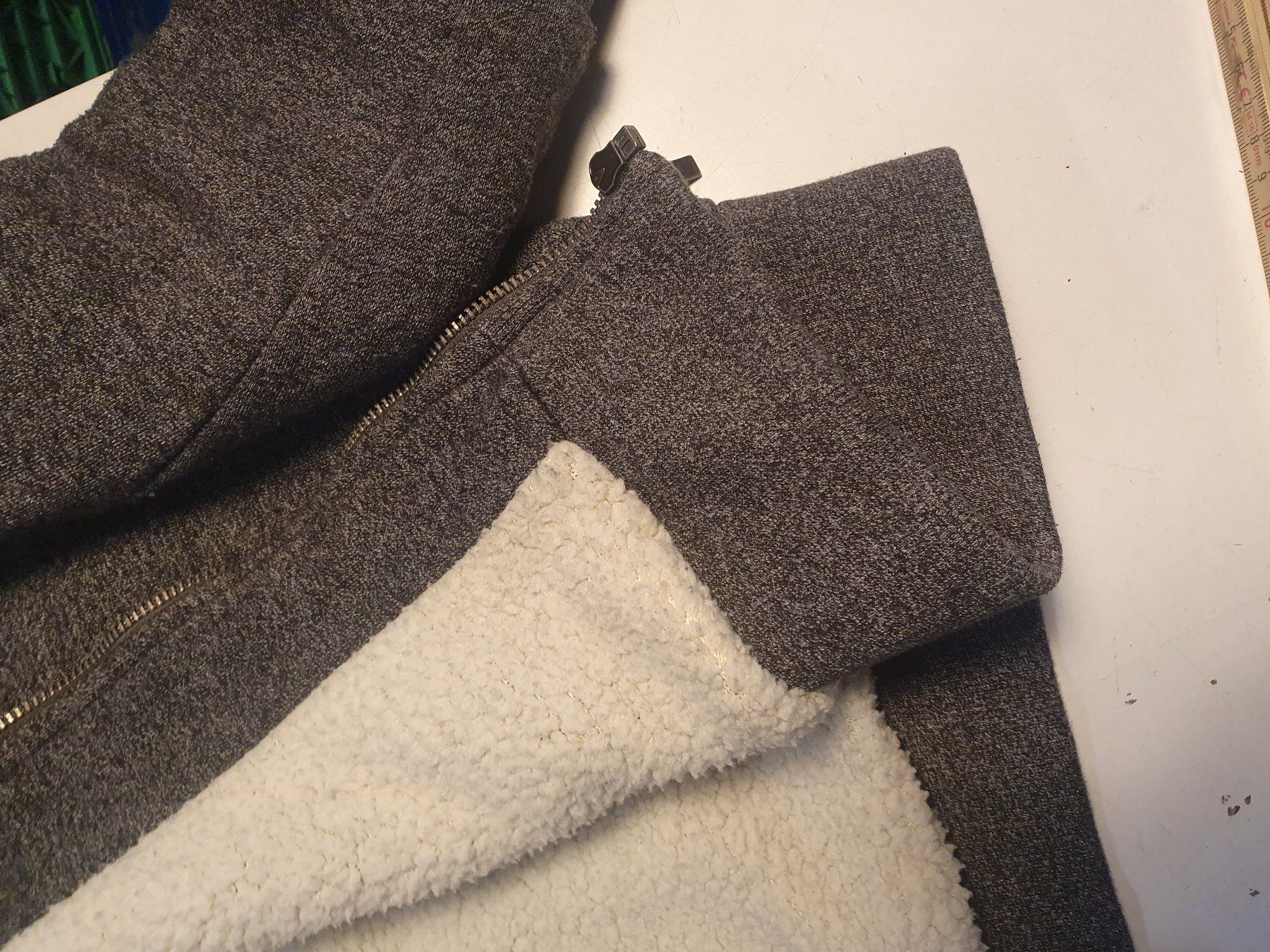 Maglioni & Felpe: Accanto Hoodie grau mit Schaffellfutter grösse L – Usato da Zürich venduto da loosebone 2