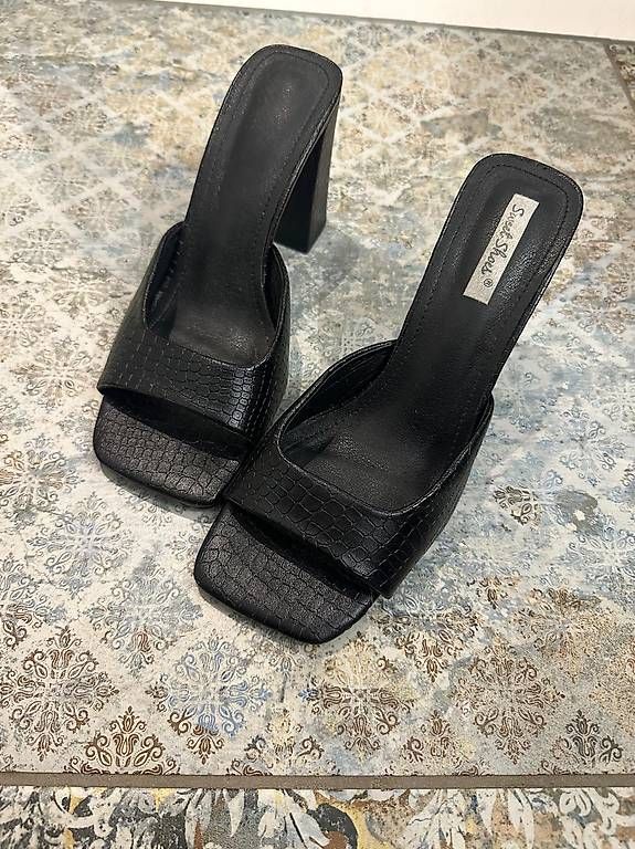Scarpe da donna: Damen Schuhe Grösse 40 – Usato da Aarburg venduto da DonjetaK