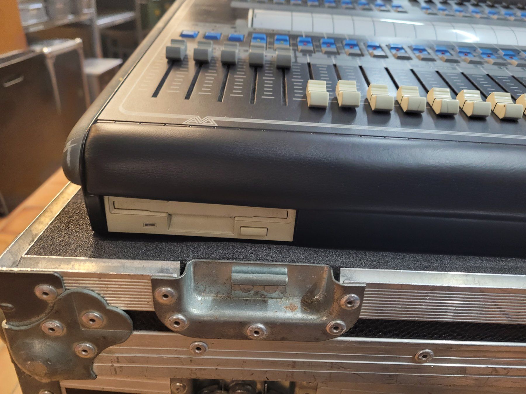 Mischpulte: Avolites Pearl 2004 Licht Mischpult inklusive Case – Gebraucht aus Vitznau von Night-Fire 8