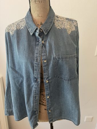 Jeanshemd mit Spitze, Gr. M, top Zustand