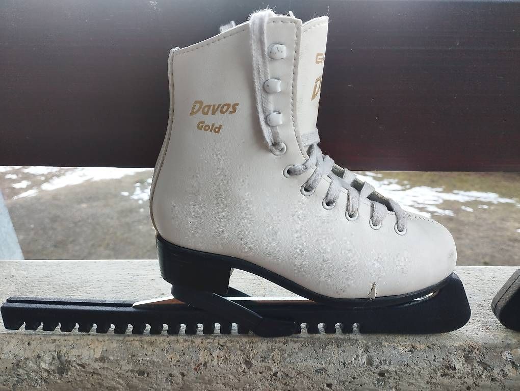 Pattini da ghiaccio: Patin à glace enfants taille 33 – Usato da Cudrefin venduto da Titanium01 3