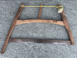 Alte Holzsäge mit Sägeblatt