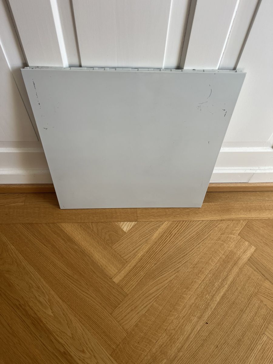 Plateaux: USM Haller Tablar Blech 50x50 hellgrau – D'occasion à Zürich par bretxo