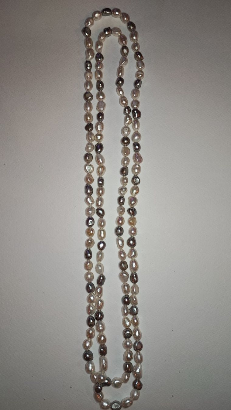 Ketten: Elegante Perlenkette, weiss & grau, sehr lang – Neu und originalverpackt aus Gstaad von Kunst1996 7