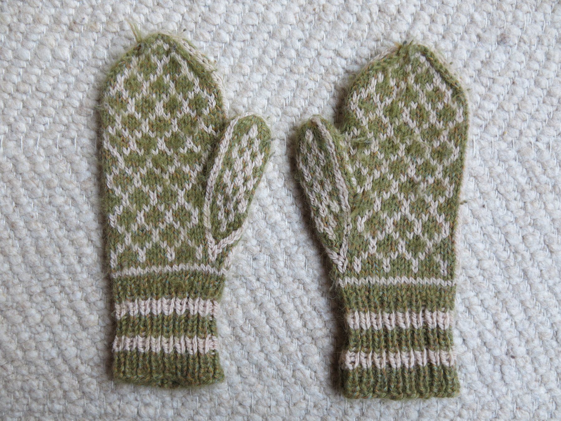 Guanti & manicotti: Handschuhe handgestrickt – Usato da Schwanden i. E. venduto da Magnolia88 1