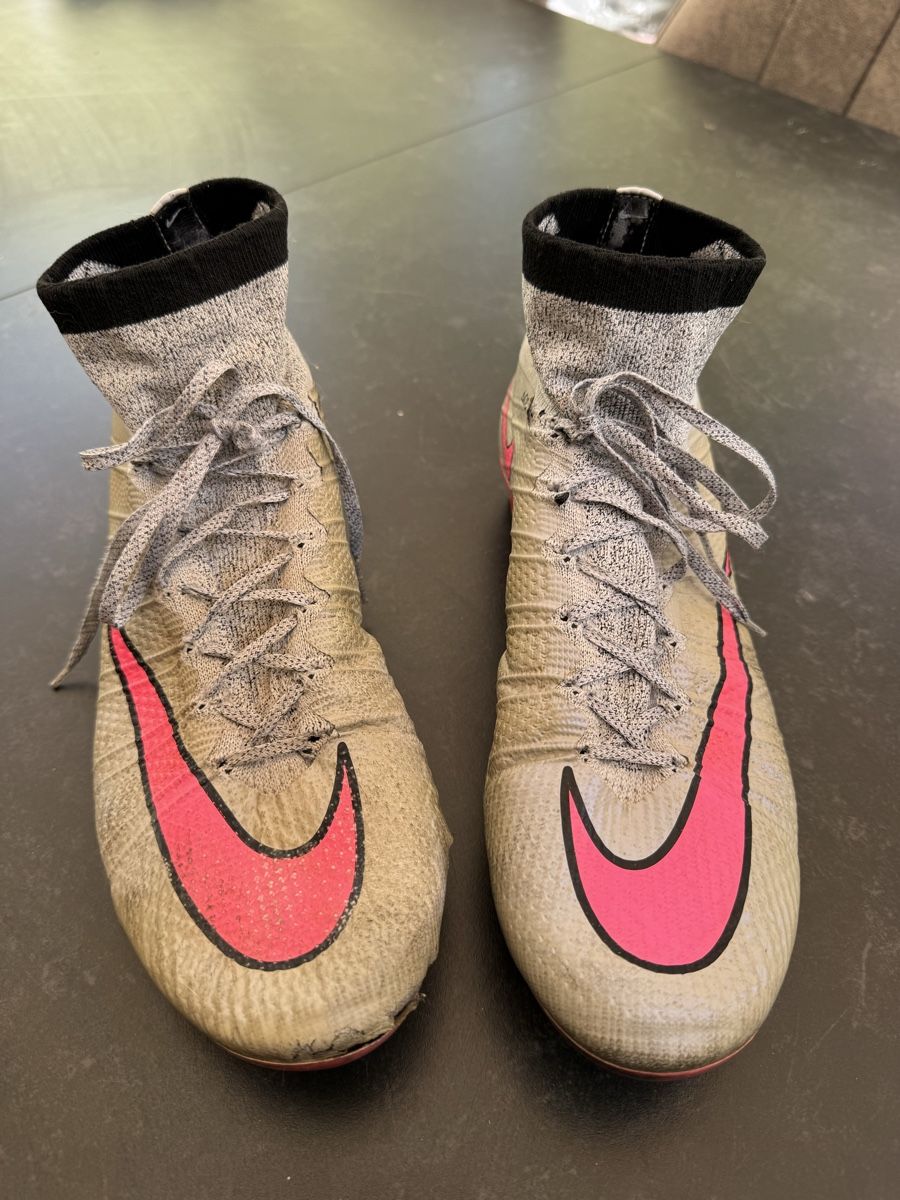 Nike Chaussures hommes: Fussball Schuhe Gr. 42 Nike – D'occasion à Thun par Pfausi1966
