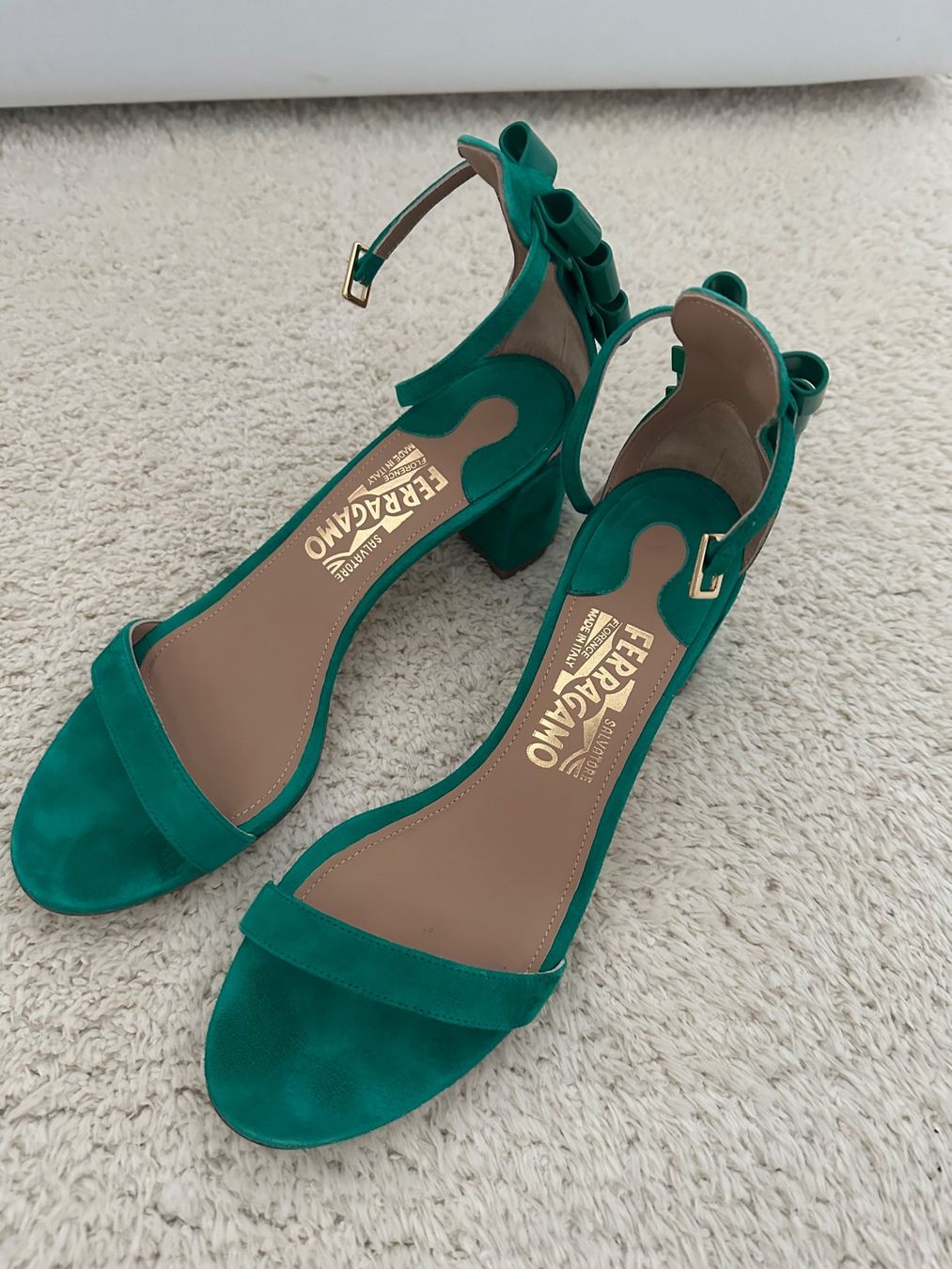 Salvatore Ferragamo Scarpe da donna: Salvatore Ferragamo Suede Sandals – Usato da Dallenwil venduto da ZD2019