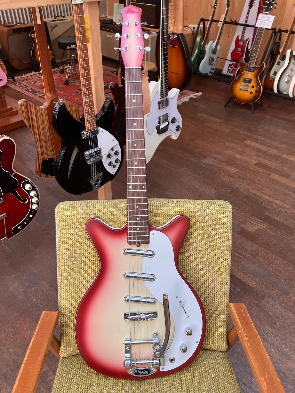 Jones Strumenti musicali: Jerry Jones Shorthorn Guitar – Nuovo (secondo la descrizione) da Zofingen venduto da bjmusic