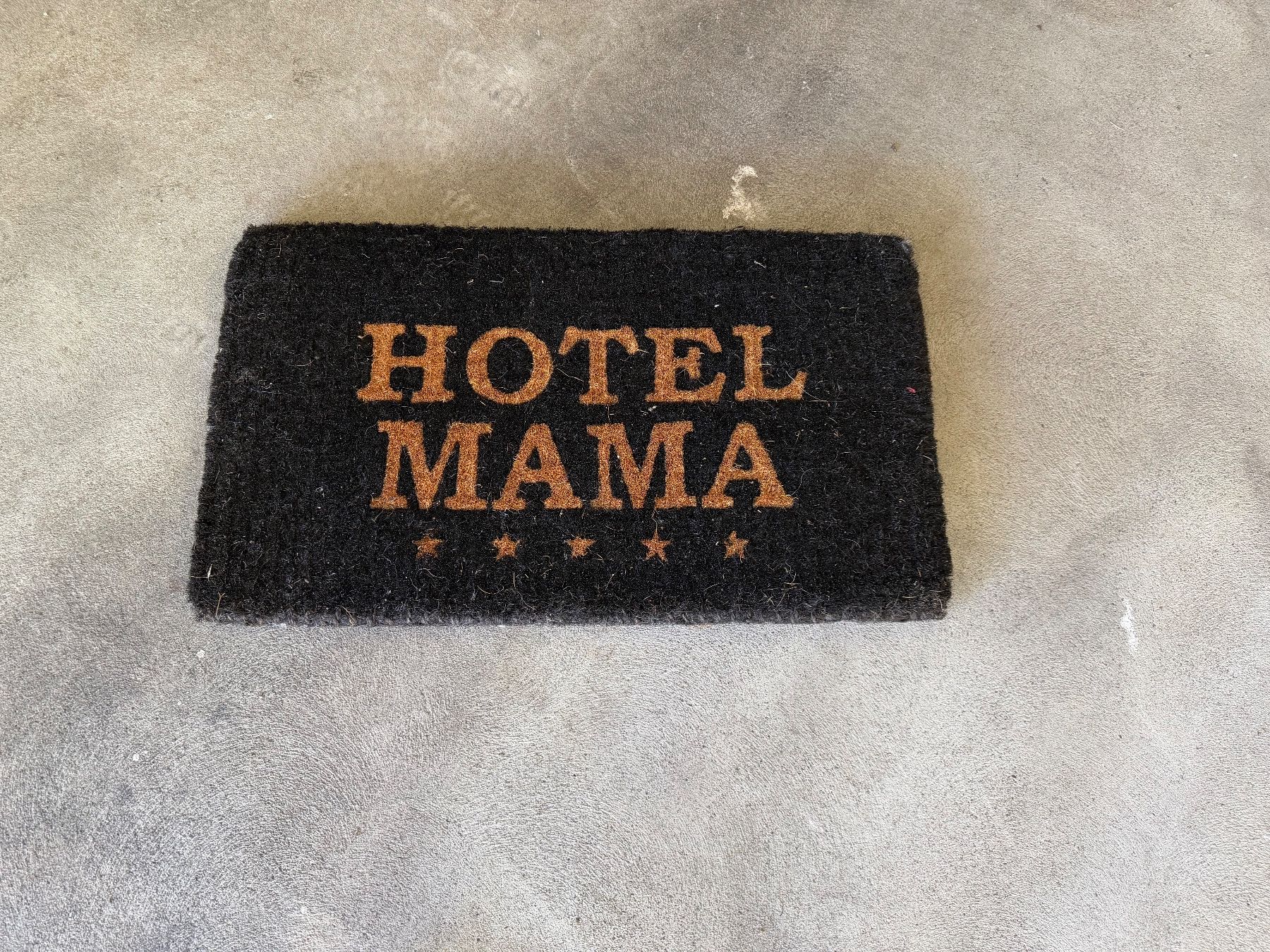 Tappeti: Fussmatte "Hotel Mama" Schwarz/Braun - Gebraucht – Nuovo e nell'imballaggio originale da Fehraltorf venduto da flo0606