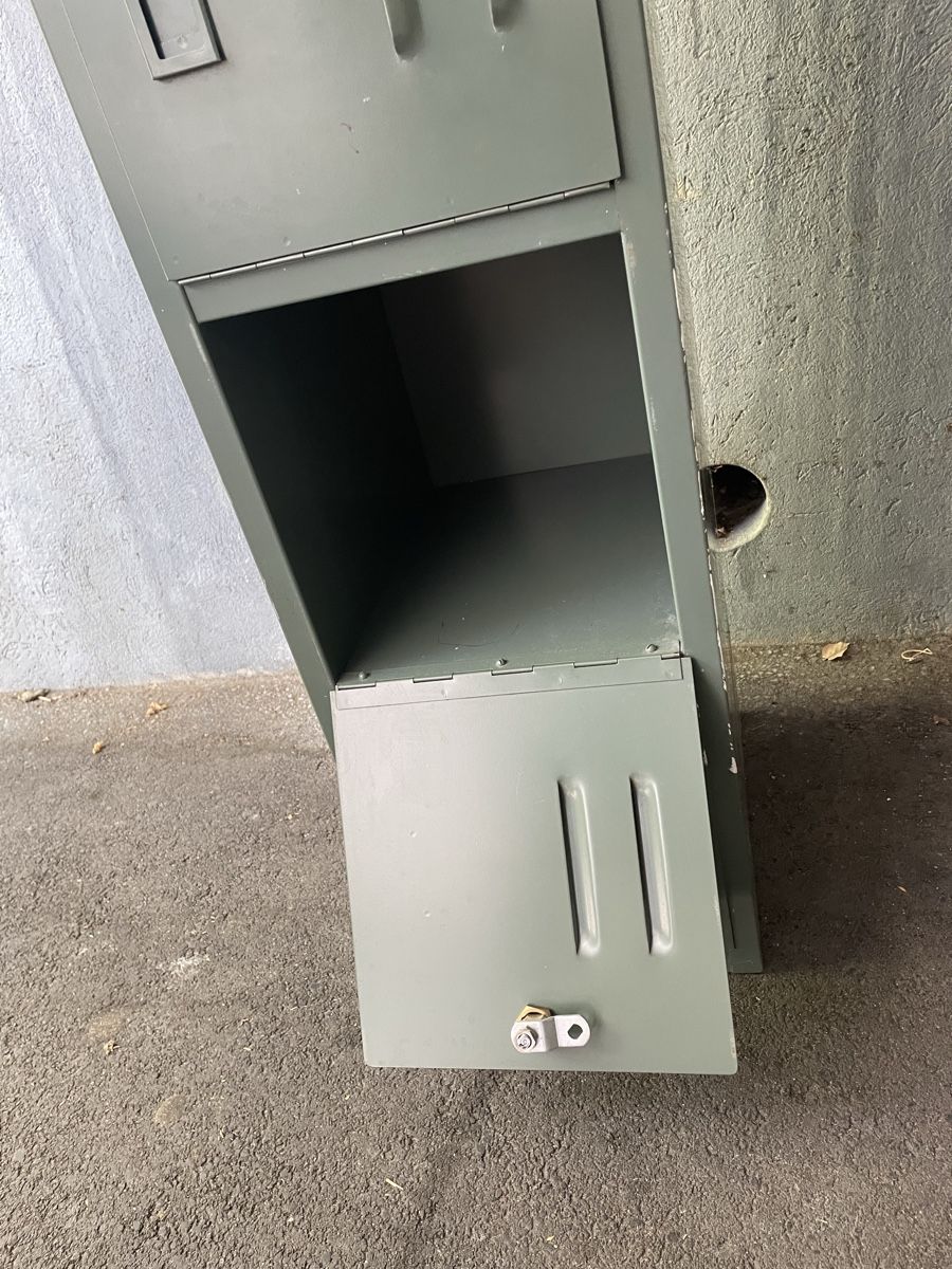 Porte manteau: Metallschrank/Garderobe 4 Fächer gebraucht – D'occasion à Bern par coca-cola12 6