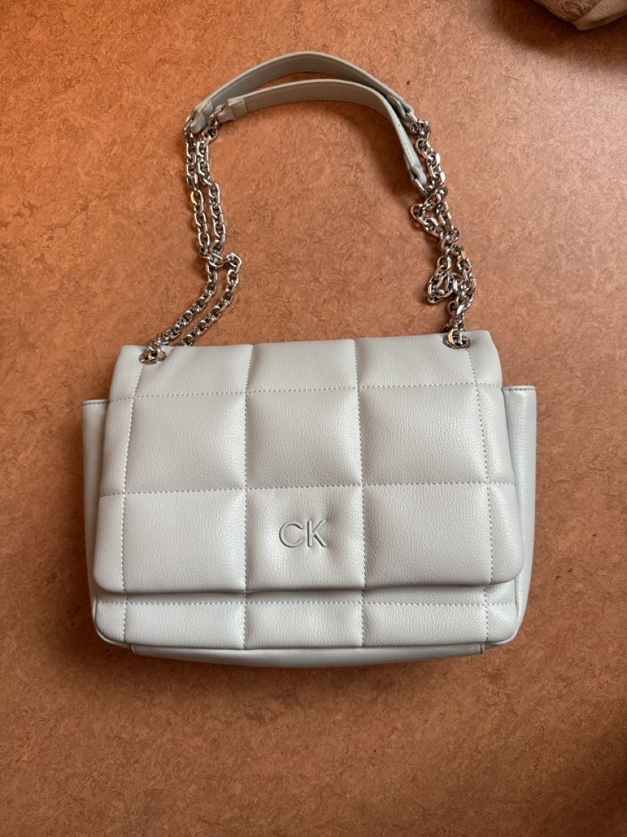 Calvin Klein Borse da donna: Calvin Klein Tasche mit Kette, hellblau - neuwertig! – Nuovo (secondo la descrizione) da Bassersdorf venduto da padriga68