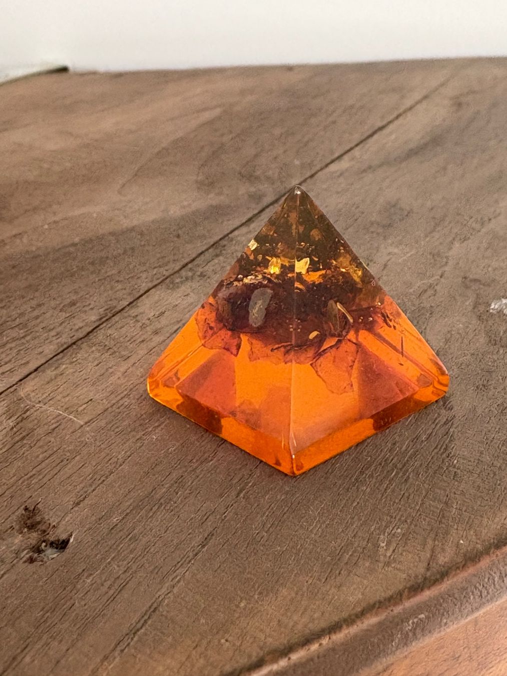 Minerali & Pietre curative: Pyramide d'orgonite avec ambre naturel – Usato da Lausanne venduto da opi_92cn 3