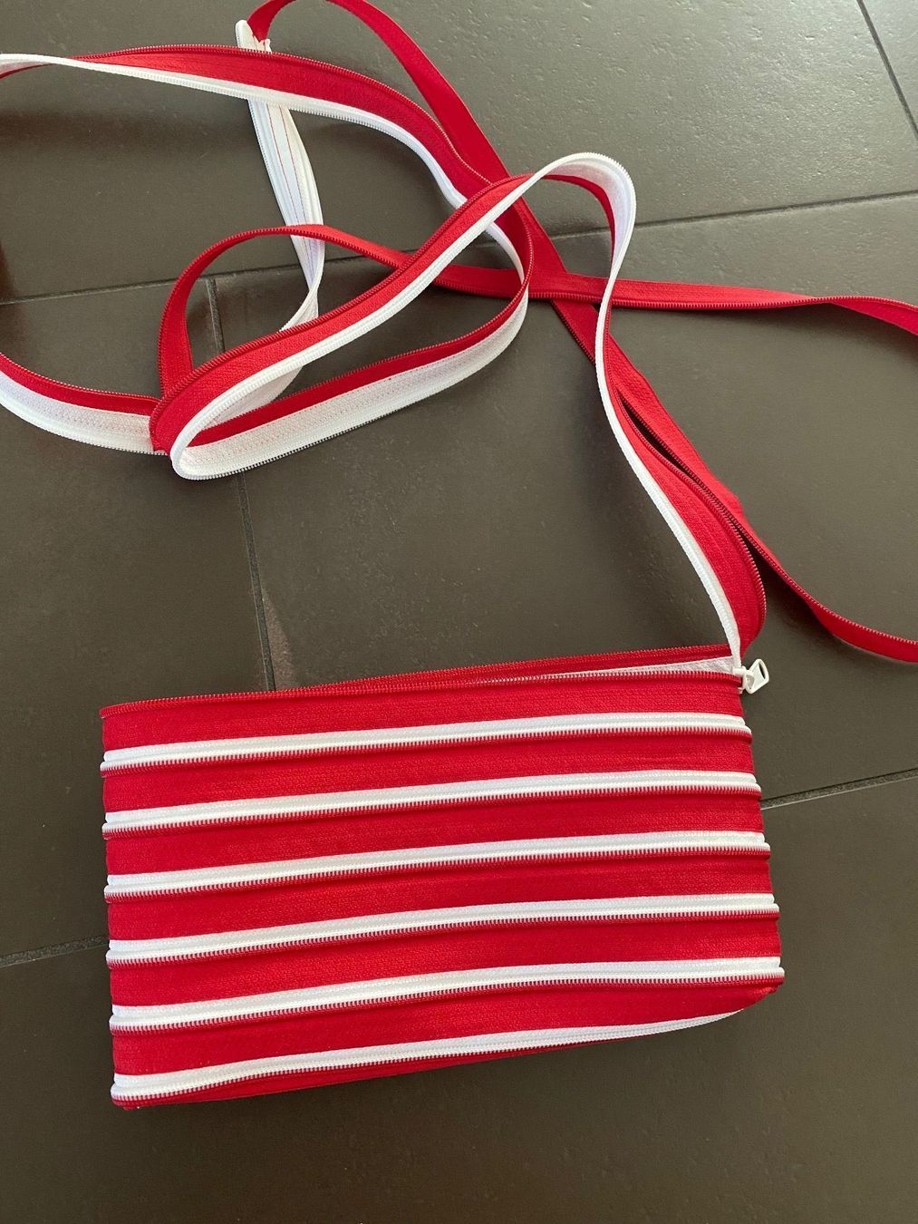 Taschen für Damen: Sac rouge et blanc, original – Gebraucht aus Versoix von coul-raoul 1