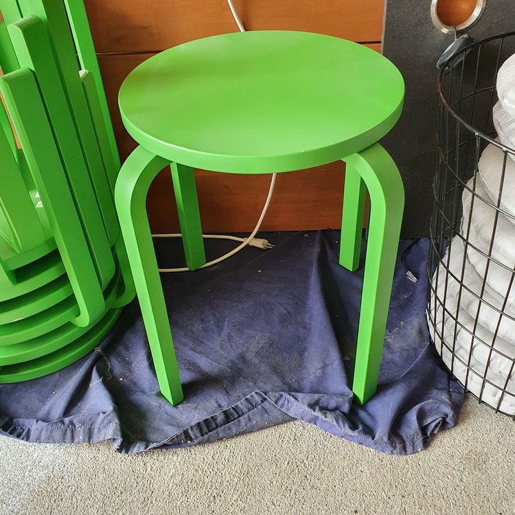 IKEA 7 grüne Hocker mit hellgrauen Kissen und Kissenkorb Kaufen auf