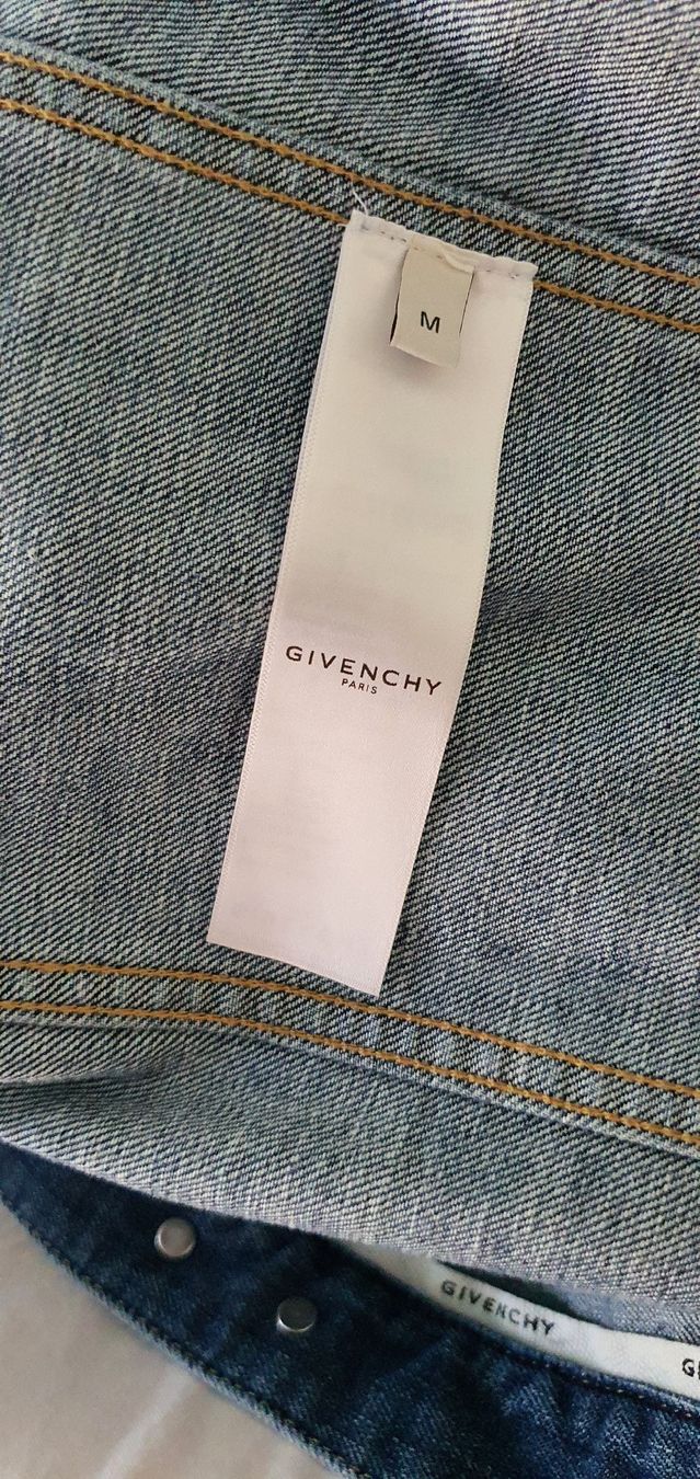 Givenchy Giacche: Givenchy Blue Denim Oversized 4G Chain Jacket – Nuovo e nell'imballaggio originale da Basel venduto da Kristal4 4