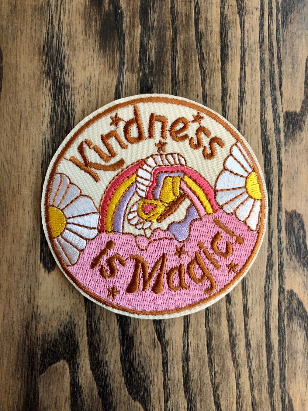Toppe: Aufnäher Patch zum Aufbügeln Kindness is Magic – Nuovo e nell'imballaggio originale da Berg am Irchel venduto da Zweiti_Chance