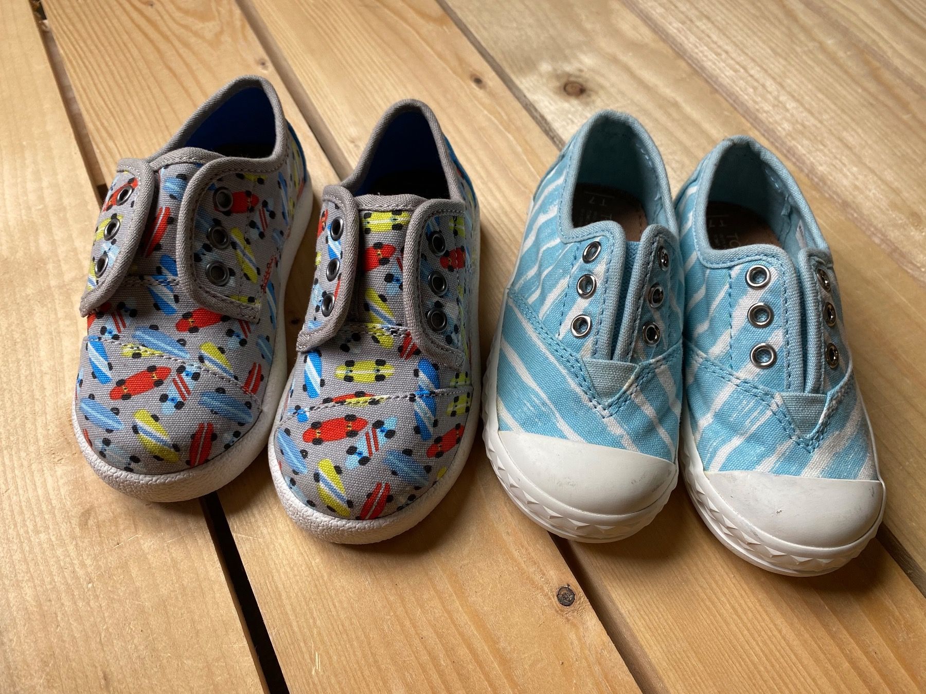 Toms Scarpe per ragazzi: Toms Enfants Taille 23.5 2 pack – Nuovo e nell'imballaggio originale da Orbe venduto da D-stockFactory-Orbe