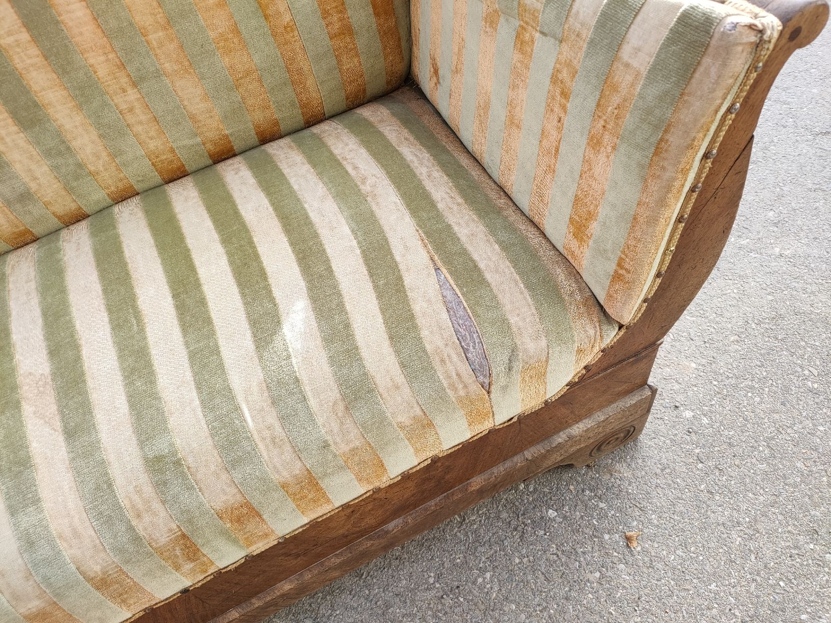 Sofas: canapé en bois de noyer – Gebraucht aus Vesin von Nicodeme 3