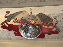 Rares Red Bull Werbeobjekt: Discokugel mit Bullen-Kranz