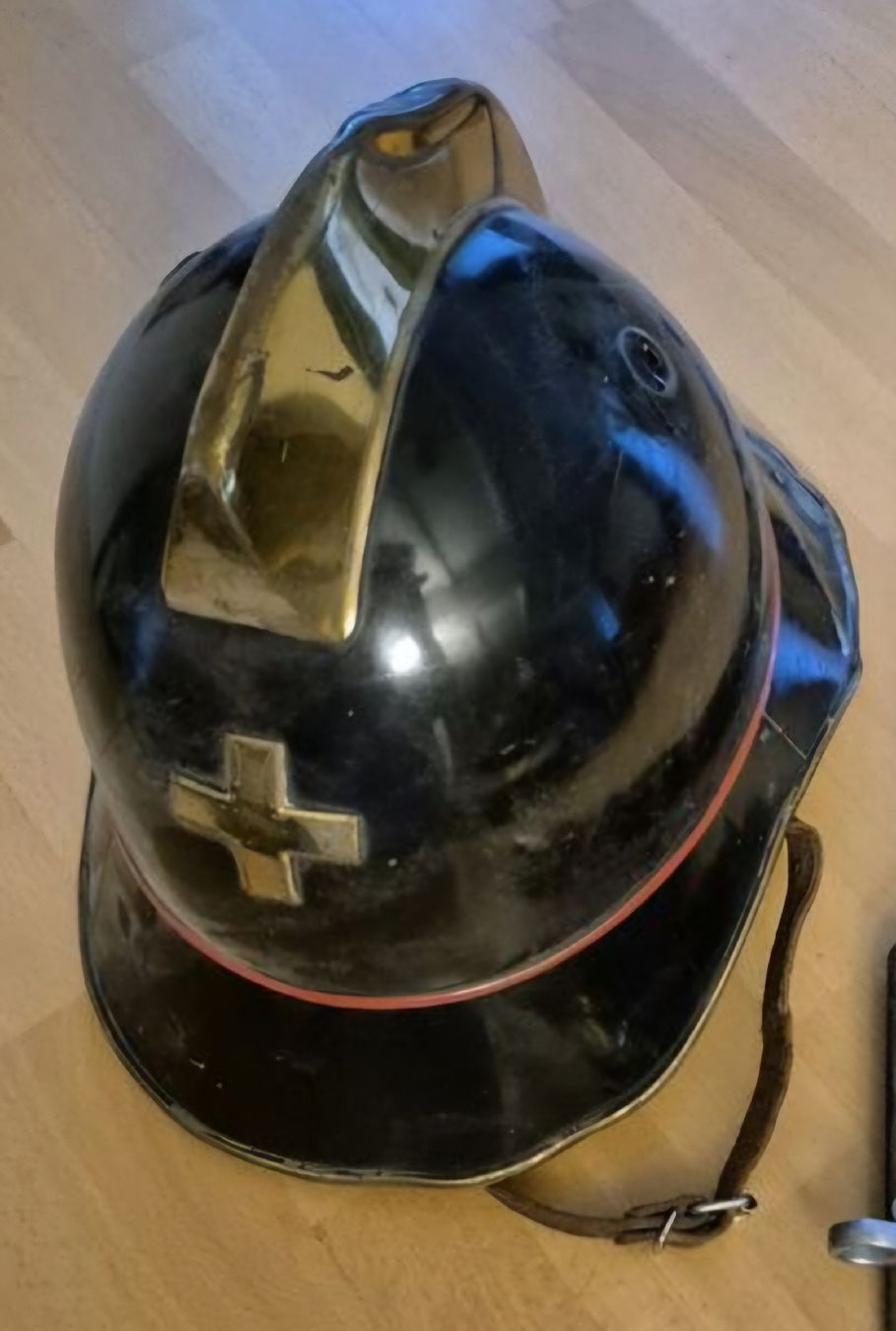 Pompieri: antiker Feuerwehrhelm Schweiz – Usato da Vilters venduto da Fleiflomi 2