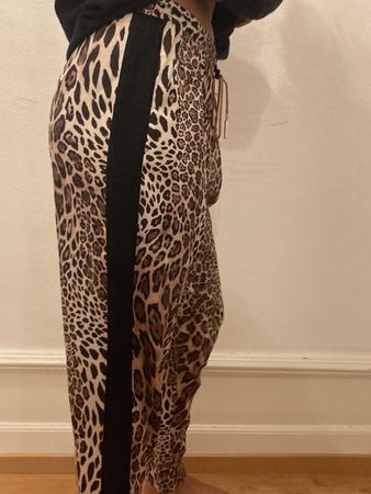 Luftige Hosen mit Leopardenprint von Marciano Guess
