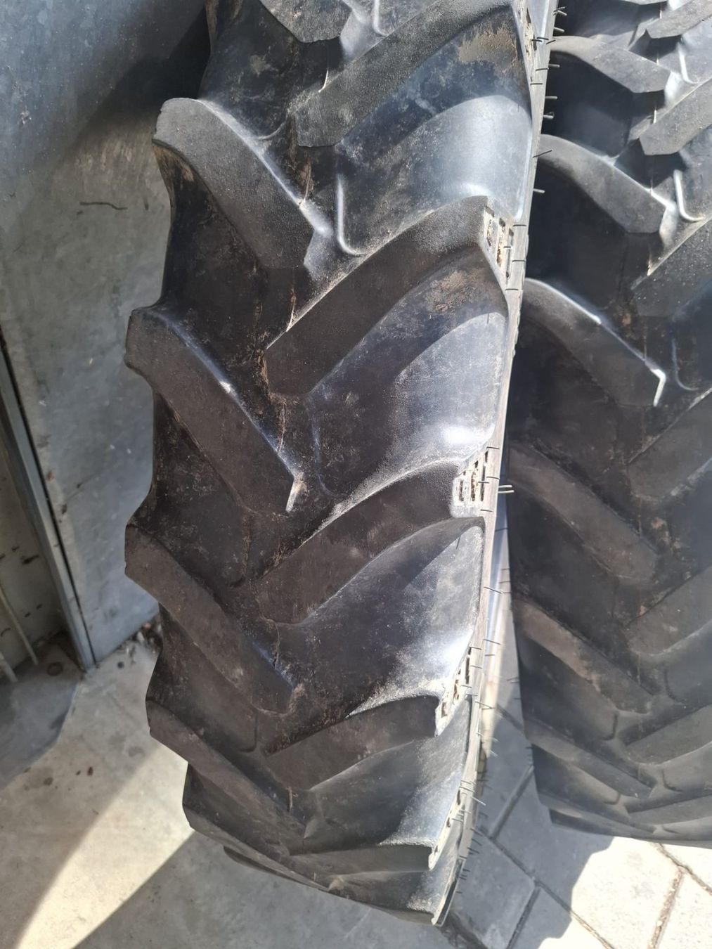 Pneumatici & Ruote complete: Pneu 230/95 R 32 BKT – Usato da Menznau venduto da ernilmag 2