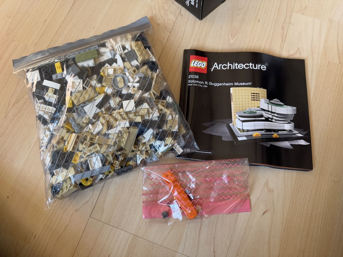 Lego Kit di costruzioni: LEGO® Architecture Guggenheim Museum 21035 – Usato da Elsau venduto da mintgreen1 1