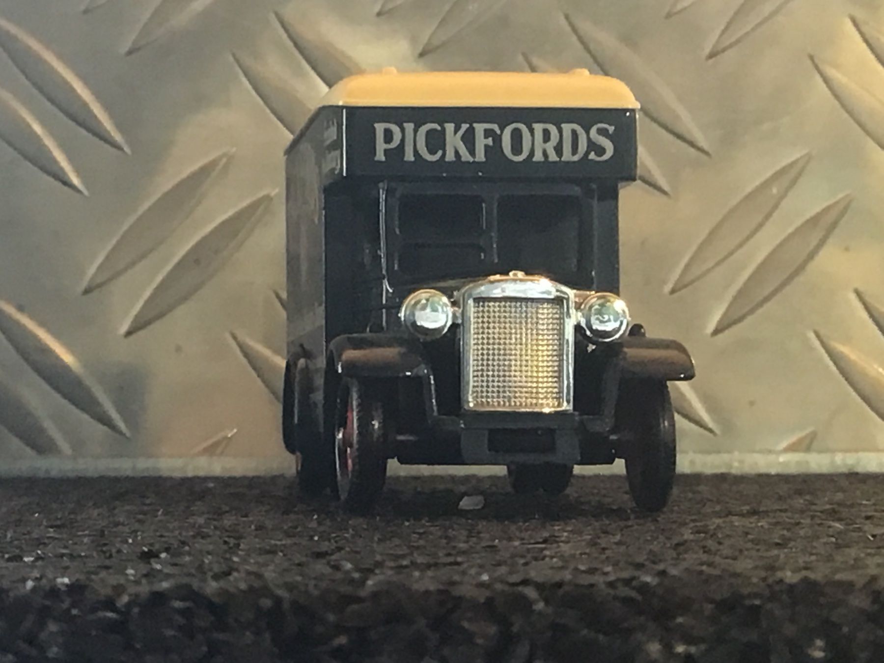 Kit di modellismo & Modellini statici: MODEL PICKFORDS EXPRESS CARRIERS- REMOVERS -STORERS – Usato da Männedorf venduto da Spezial-Modelle 1