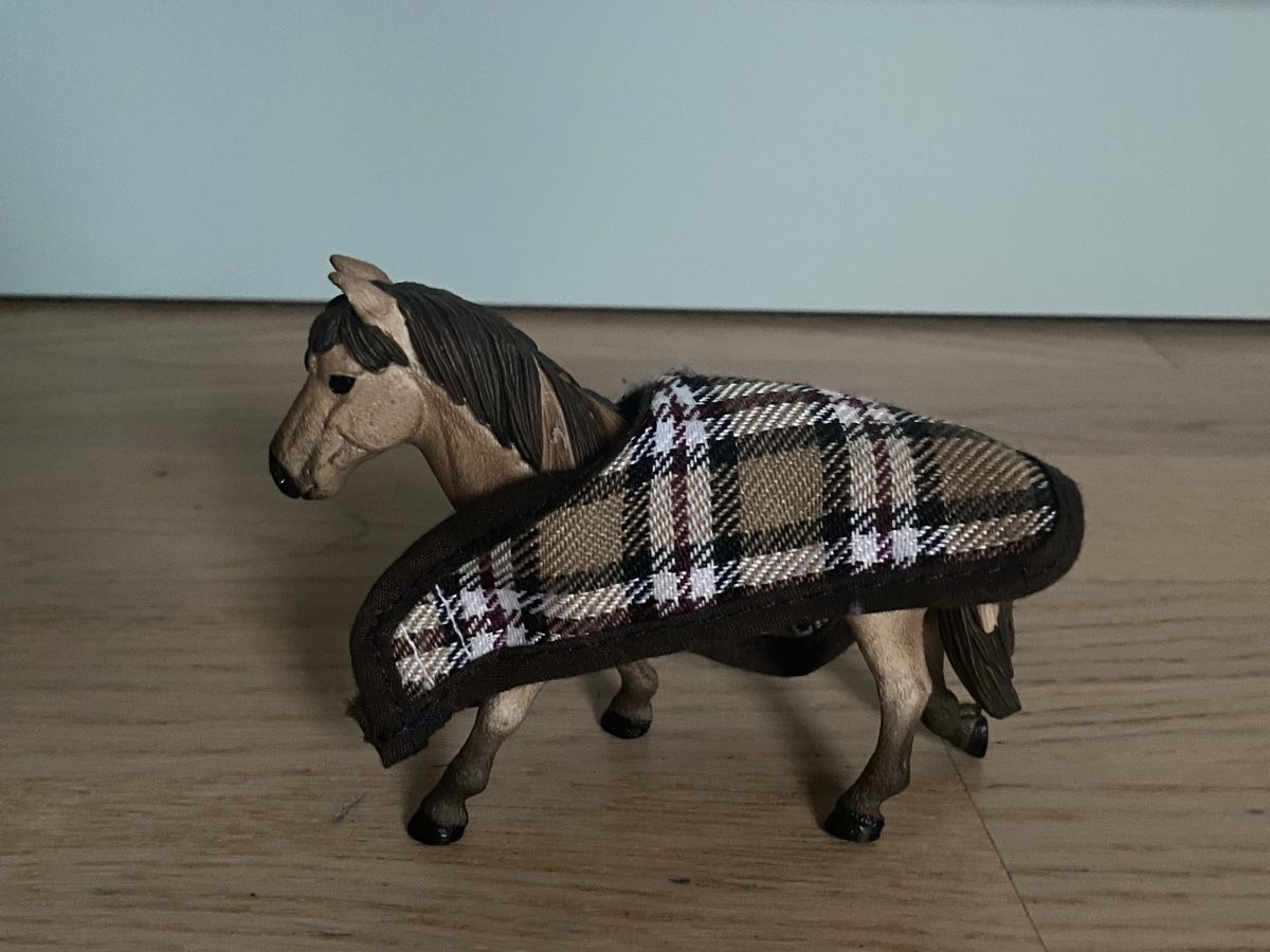 Schleich Spielzeuge: Schleich-Pony mit Decke  – Neu (gemäss Beschreibung) aus Therwil von ann_w79k