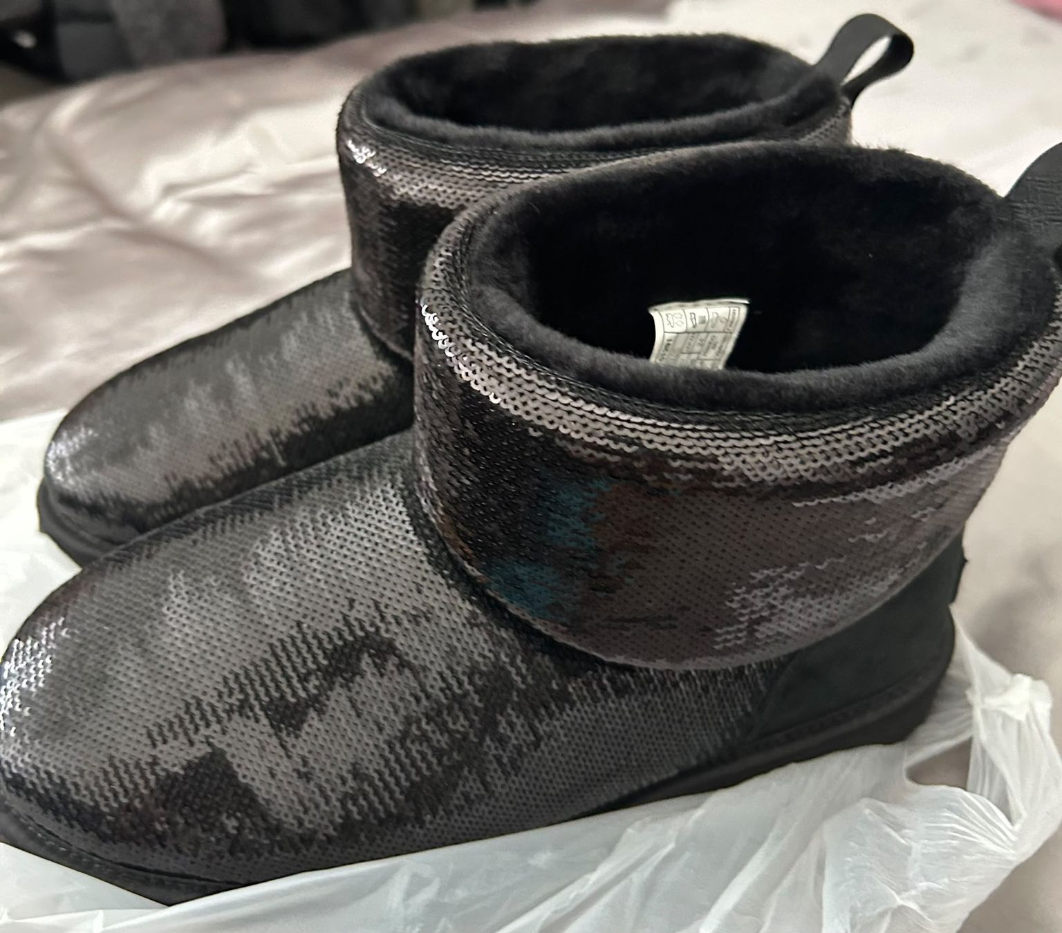 Ugg Damenschuhe: UGG Classic Mini Mirror Ball Boots Schwarz Gr. 38 – Neu (gemäss Beschreibung) aus Grüningen von scotus82 1