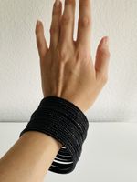 Set aus 20 schwarzen Armreifen mit Glitzersteinchen