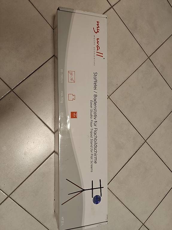 Treppiedi & Teste: Trépied de télévision en bois – Nuovo e nell'imballaggio originale da Baulmes venduto da kai_6vlm 1