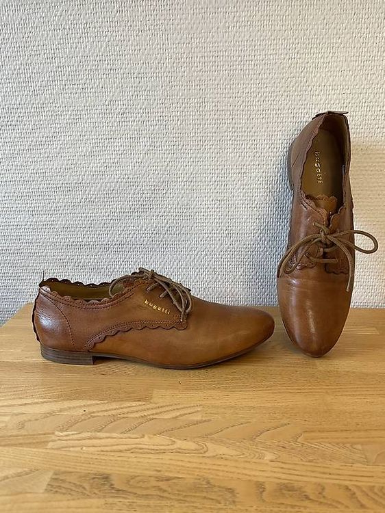 Chaussures femmes: Mittelbraune Bugatti Halbschuhe aus Leder Gr. 40 – D'occasion à Basel par Bibi_Basel