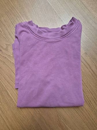 Trendiges T-Shirt in Lila, ideal für den Sommer