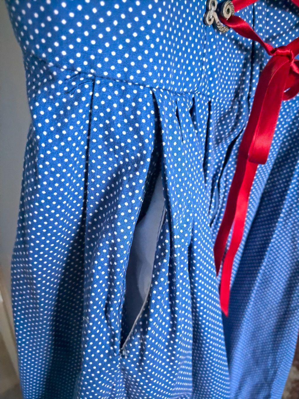 Robes: Dirndl – D'occasion à Salenstein par Silly...0 4