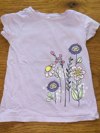 Süsses Lilla T-Shirt Gr. 110 Blumenprint für den Sommer!