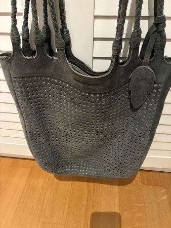 Trendige Wildledertasche in grau..