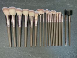 Make Up Set 20x Pinsel 12x Schwämme NEU