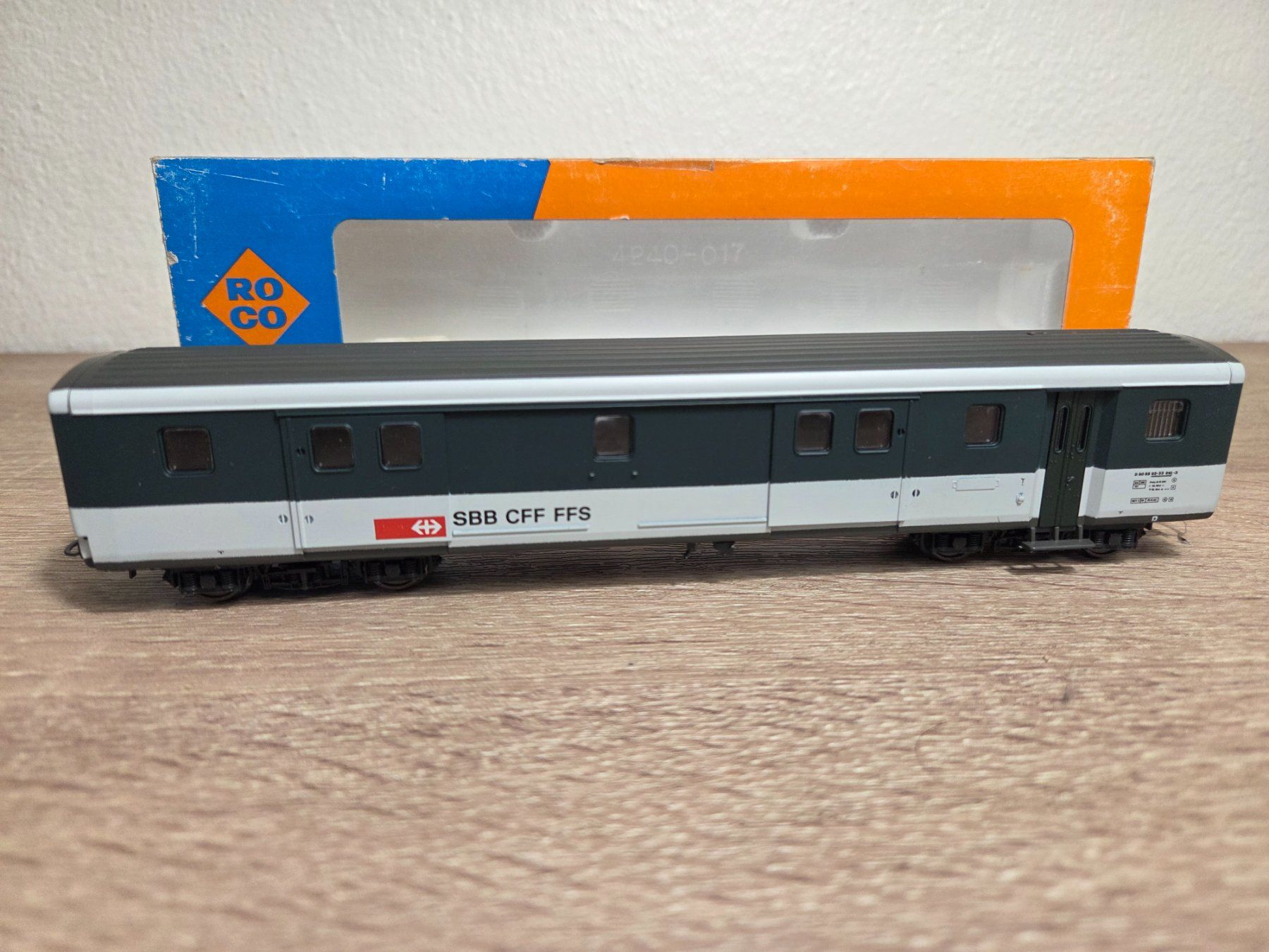 Roco Modellini di ferrovie: Roco 44334 Gepäckwagen SBB H0 – Nuovo e nell'imballaggio originale da St-Aubin-Sauges venduto da Lo_Go 1
