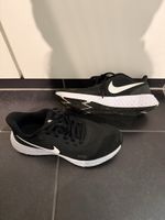 Nike Revolution Sportschuhe schwarz weiss guter Zustand
