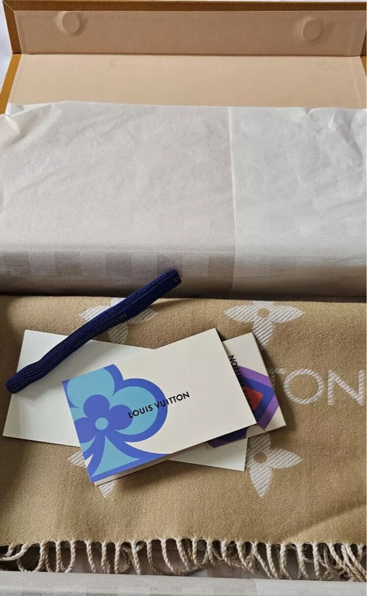 Louis Vuitton Foulard & Sciarpe: LOUIS VUITTON Essential Monogram Scarf (NEW) – Nuovo e nell'imballaggio originale da Zürich venduto da Angela_Fashion_Lover 8