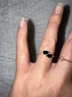 Ring mit schwarzen Steinen