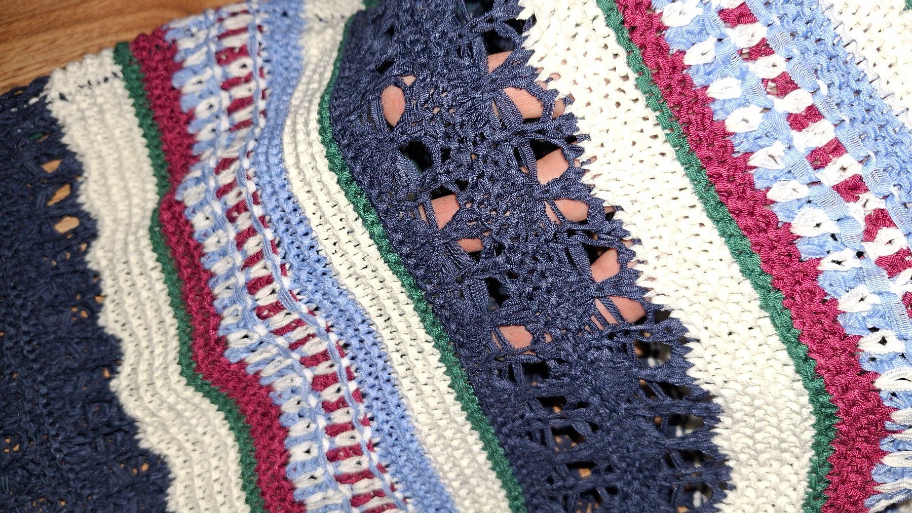 Tops: Pull rayé, épaules dénudées, taille 44 – Gebraucht aus La Rippe von veromaud 1