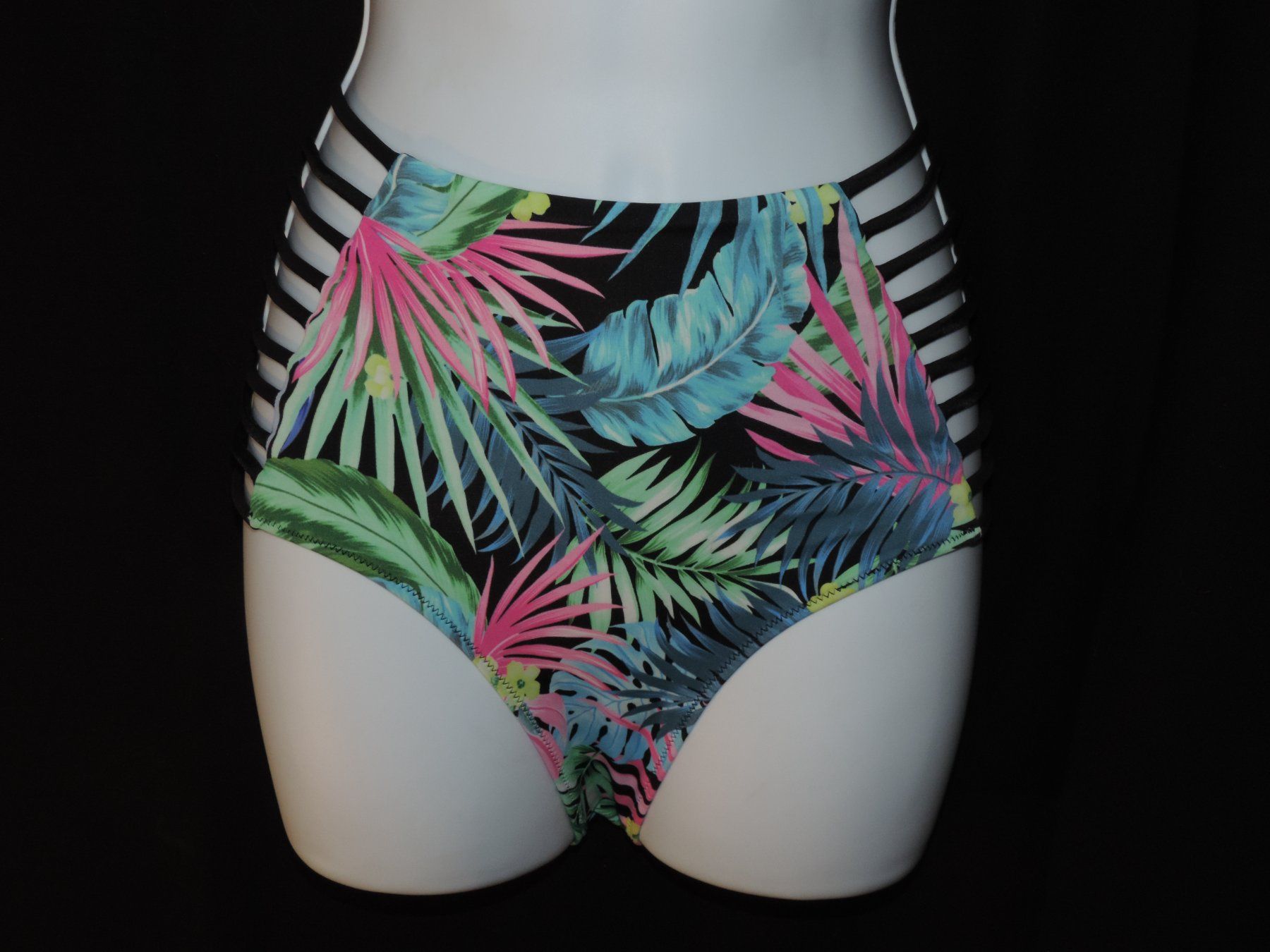 Costumi da bagno & Bikini: maillots de bain fleurs exotiques – Usato da Genève venduto da Axelle333 2