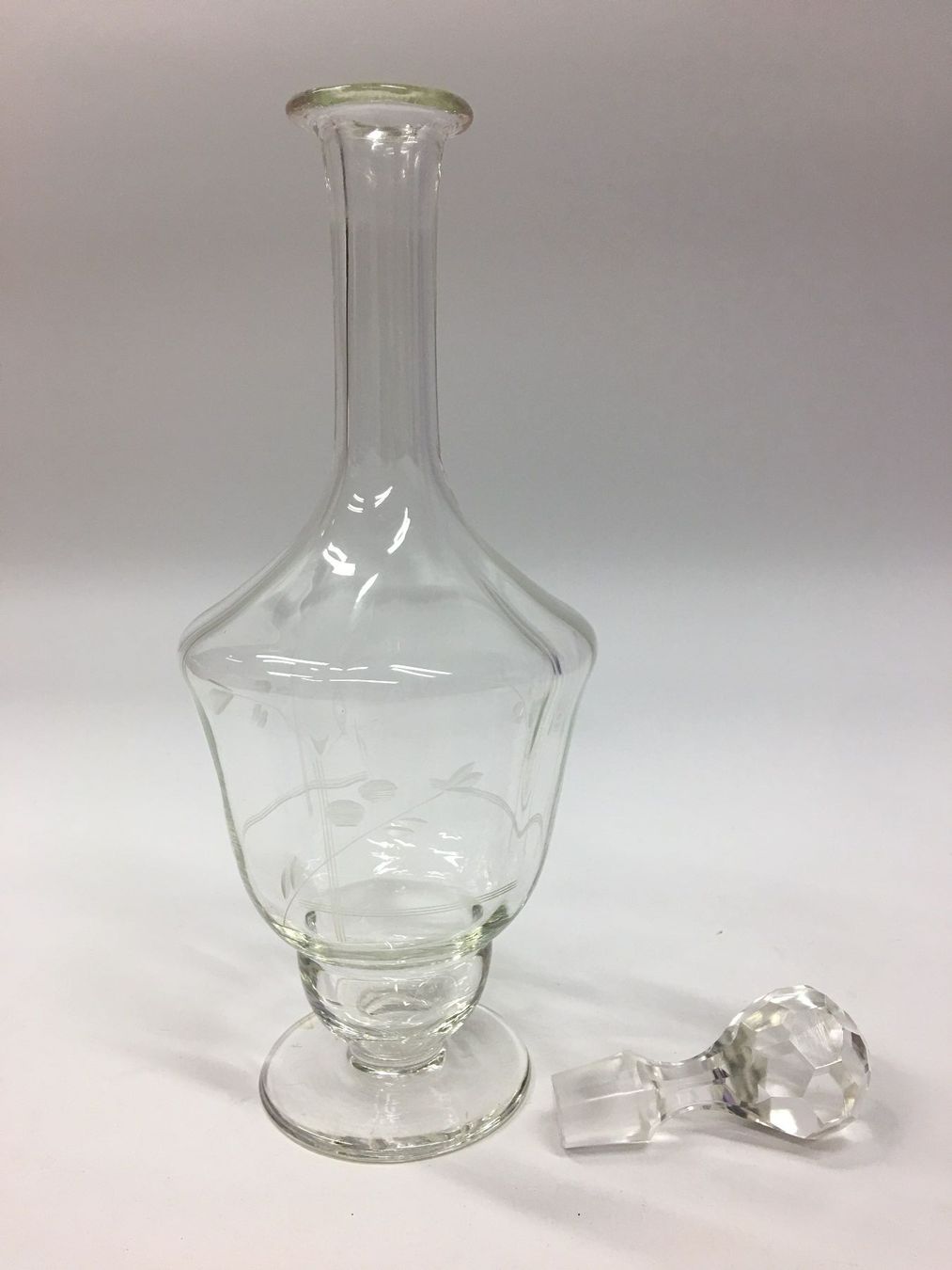 Carafes: Elegante Kristallkaraffe mit Blumenmuster – D'occasion à Olten par ELHANDEL 2