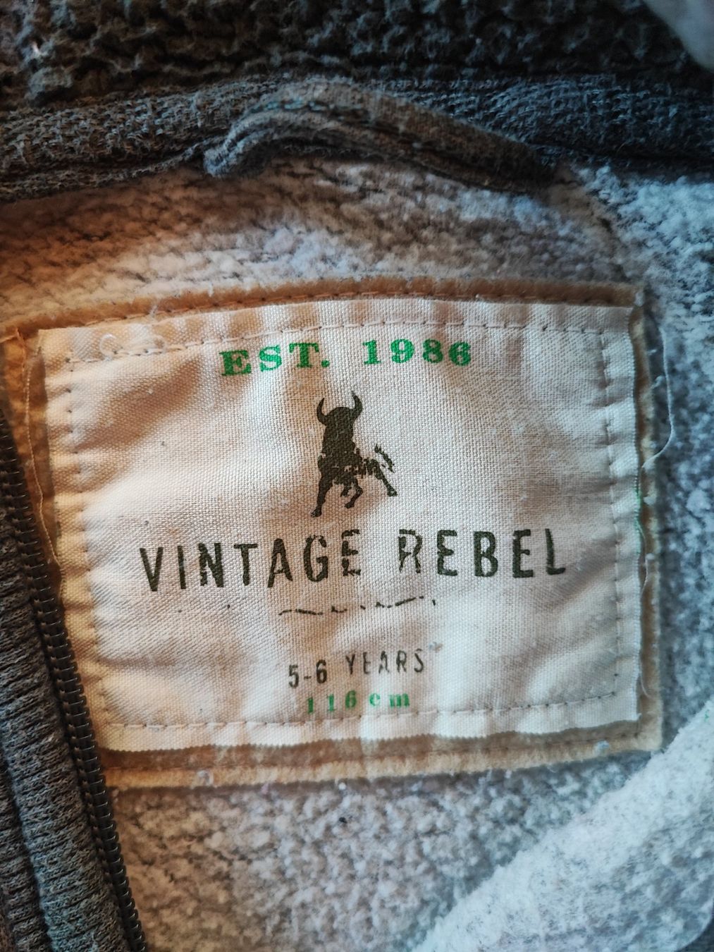 Maglioni & Felpe: Kuscheliger Kapuzenpullover Vintage Rebel Gr. 116 – Usato da Grabs venduto da Margelchopf1 2