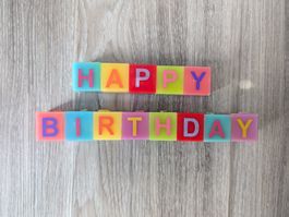 Kerzen | Happy Birthday quadratische Buntkerzen, ca. 3x3x3cm