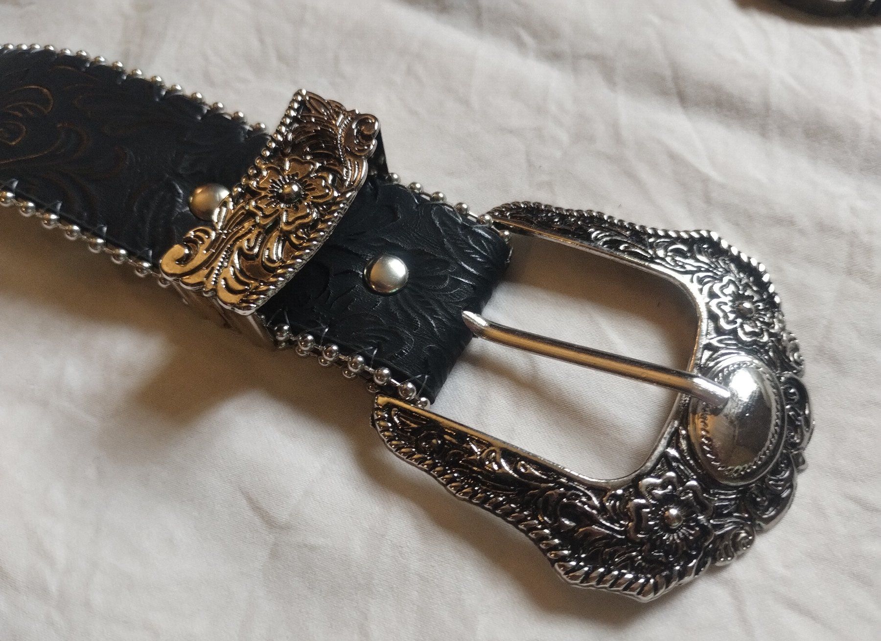 Ceintures: Schwarzer Ledergürtel Nieten Western Style Vintage – Neuf avec emballage d'origine à Lausanne par FASHION-WORLD-SHOP 1