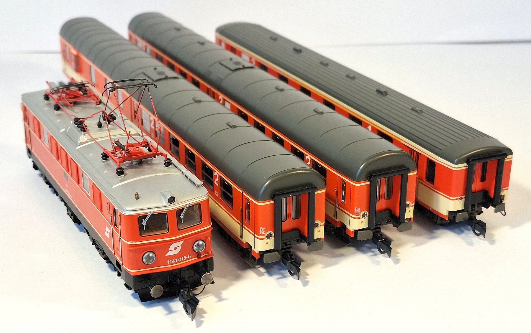 Roco Modellini di ferrovie: ÖBB 1141 mit Mitteleinstiegwagen Jaffa-Lackierung – Usato da Bern venduto da BahnliebhaberRe420 7
